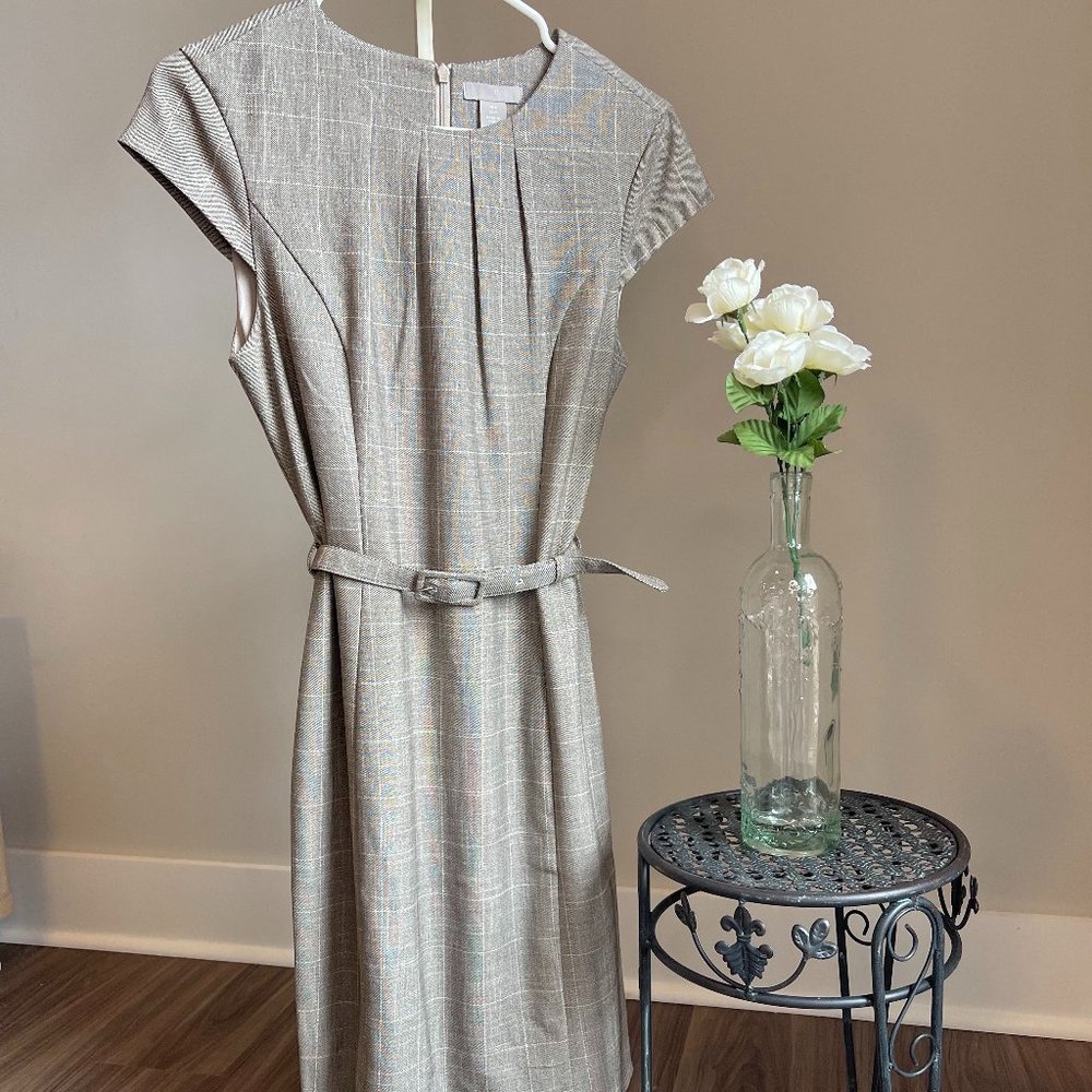 H&M Short Fitted Dress in Woven Stretch Fabric with Cap Sleeves and Belt